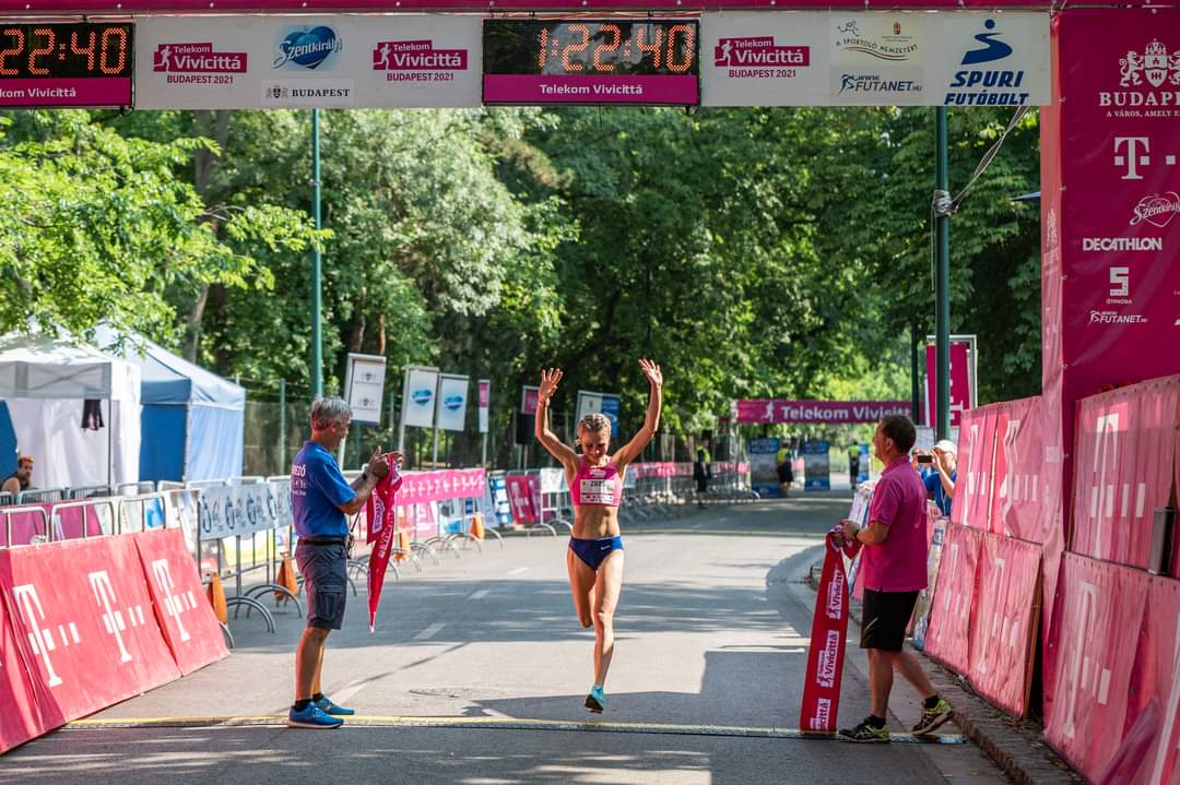 Julianna Nagy célba ér a Telekom Vivicittá félmaratonon, 1:22:40