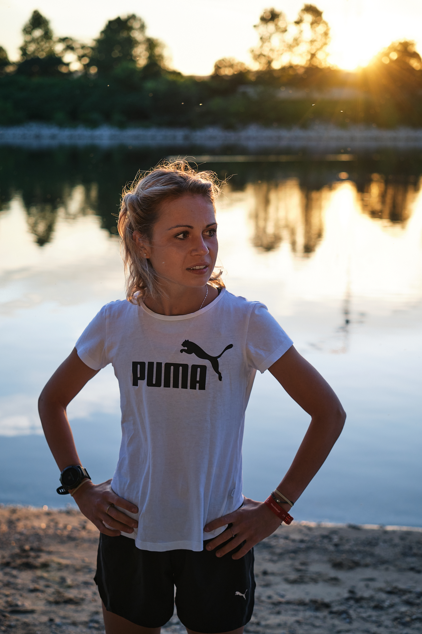 Julianna Puma pólóban naplementében a tóparton